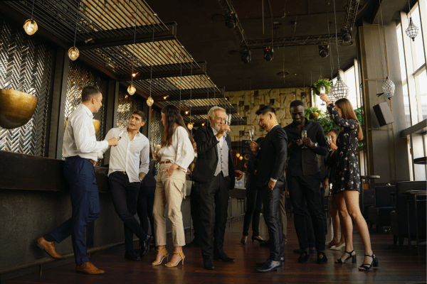 collaborateurs fêtant leur anniversaire d'entreprise en bretagne